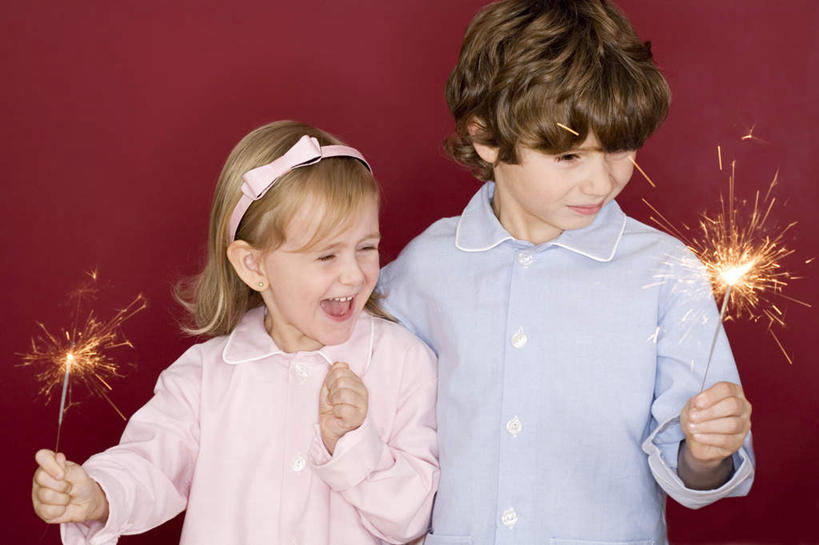 西方人,儿童,两个人,家庭,站,笑,微笑,露齿笑,横图,室内,白天,正面,纯洁,烟火,欧洲,圣诞节,欧洲人,红色背景,服装,节日,庆祝,装饰,拿,拿着,注视,休闲装,文化,小孩,衣服,焰火,发箍,发饰,饰品,观察,看,站着,庆典,休闲,温暖,温馨,一家人,休闲服,可爱,童年,童趣,摄影,服饰,影棚,头箍,观看,纪念,和睦,察看,关注,礼花,仙女棒,发卡,童真,烂漫,无邪,配饰,花炮,礼花炮,手持喷泉,手持烟花,天真,男孩,男人,男性,女孩,女人,女性,白种人,孩子,烟花,站立,半身,彩图,影棚拍摄,拍摄,融洽,男生,女生