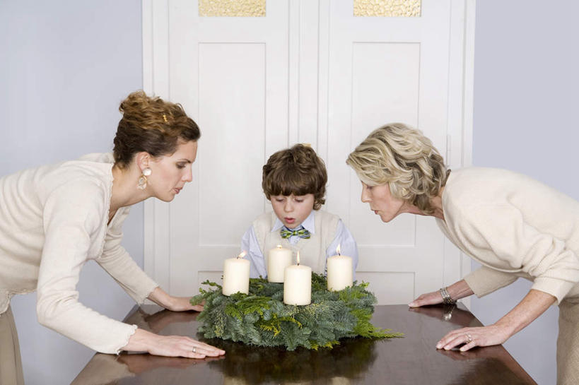 西方人,儿童,老年人,三个人,母亲,女儿,儿子,祖母,三代同堂,餐厅,站,横图,室内,白天,正面,纯洁,桌子,蜡烛,欧洲,圣诞节,欧洲人,阴影,服装,节日,庆祝,光线,火焰,影子,烛光,烛台,燃烧,拿,拿着,注视,休闲装,文化,祖孙三代,小孩,衣服,吹,点燃,观察,看,站着,庆典,休闲,温暖,温馨,母女,母子,休闲服,可爱,母爱,童年,童趣,服饰,奶奶,观看,纪念,和睦,察看,关注,童真,烂漫,无邪,外婆,外祖母,外孙,天真,老年女性,男孩,年轻女性,女人,女性,白种人,孩子,年轻人,全家福,孙子,站立,半身,彩图,融洽,男生,多代同堂,妈妈