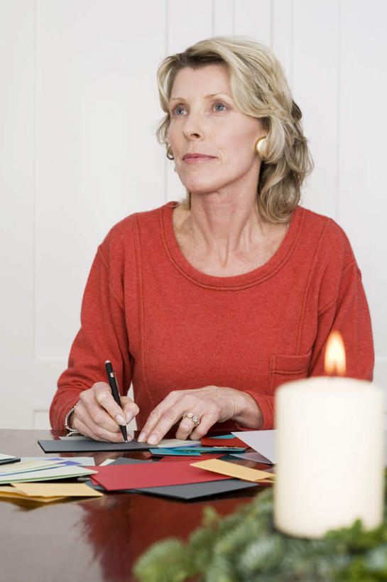 西方人,一个人,餐厅,坐,竖图,室内,白天,正面,餐桌,桌子,蜡烛,欧洲,圣诞节,欧洲人,仅一个年轻女性,仅一个女性,仅一个人,阴影,服装,节日,朦胧,模糊,庆祝,传递,光线,信息,笔,火焰,影子,烛光,办公用品,钢笔,明信片,联系,燃烧,拿,拿着,注视,休闲装,文化,文具,衣服,卡片,学习用品,点燃,观察,看,庆典,休闲,休闲服,联络,通信,服饰,餐台,观看,纪念,留念,文具用品,察看,关注,怀念,宣传,记念,年轻女性,女人,女性,白种人,坐着,半身,彩图,收藏