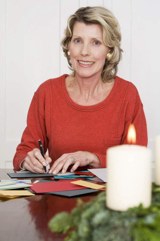 西方人,一个人,餐厅,坐,笑,微笑,露齿笑,竖图,室内,白天,正面,餐桌,桌子,蜡烛,欧洲,圣诞节,欧洲人,仅一个年轻女性,仅一个女性,仅一个人,阴影,服装,节日,庆祝,传递,光线,信息,笔,火焰,影子,烛光,办公用品,钢笔,明信片,联系,燃烧,拿,拿着,注视,休闲装,文化,文具,衣服,卡片,学习用品,点燃,观察,看,庆典,休闲,休闲服,联络,通信,服饰,餐台,观看,纪念,留念,文具用品,察看,关注,怀念,宣传,记念,年轻女性,女人,女性,白种人,坐着,半身,彩图,收藏