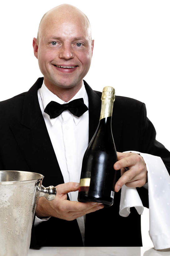 西方人,一个人,服务员,站,笑,微笑,露齿笑,竖图,室内,白天,白色背景,正面,衬衫,西装,欧洲,欧洲人,仅一个男性,仅一个人,套装,正装,纺织物,领结,领带,拿,拿着,注视,职业装,玻璃制品,酒瓶,仅一个年轻男性,玻璃瓶,瓶子,毛巾,观察,看,清洁,站着,摄影,影棚,观看,保暖,察看,关注,透气,防水,储水,耐磨,吸水,男人,男性,年轻男性,白种人,服务生,侍者,站立,半身,彩图,影棚拍摄,衬衣,拍摄