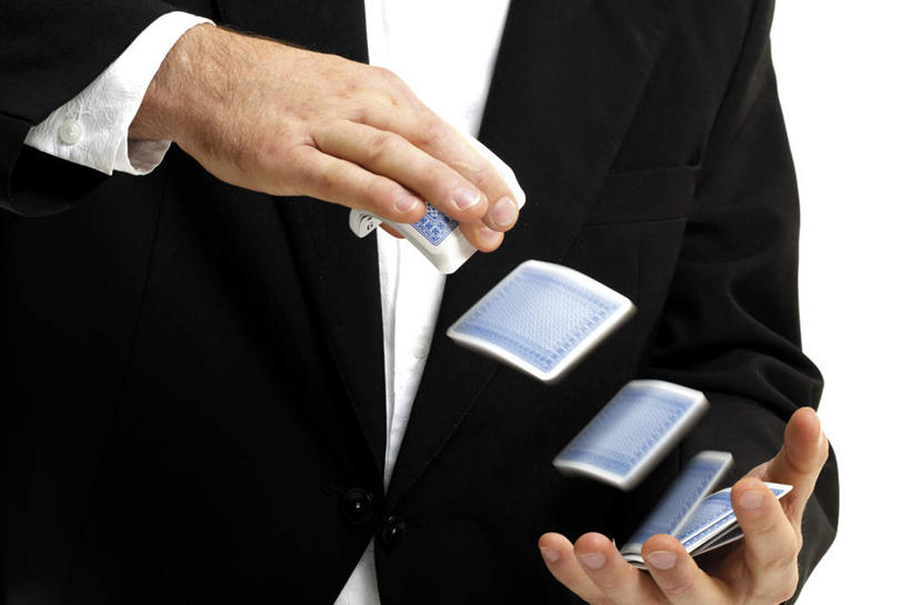 西方人,一个人,服务员,站,横图,室内,白天,白色背景,正面,衬衫,西装,游戏,赌博,贪欲,竞争,扑克牌,纸牌,玩具,扑克,欧洲,欧洲人,仅一个男性,仅一个人,握,套装,正装,领结,领带,拿,玩,拿着,职业装,娱乐,刺激,仅一个年轻男性,站着,休闲,握着,摄影,影棚,活动,发泄,消遣,智力,赌具,投机,侥幸,欲望,宣泄,男人,男性,年轻男性,白种人,服务生,侍者,玩耍,嬉戏,站立,半身,彩图,影棚拍摄,衬衣,拍摄,胜负,输赢