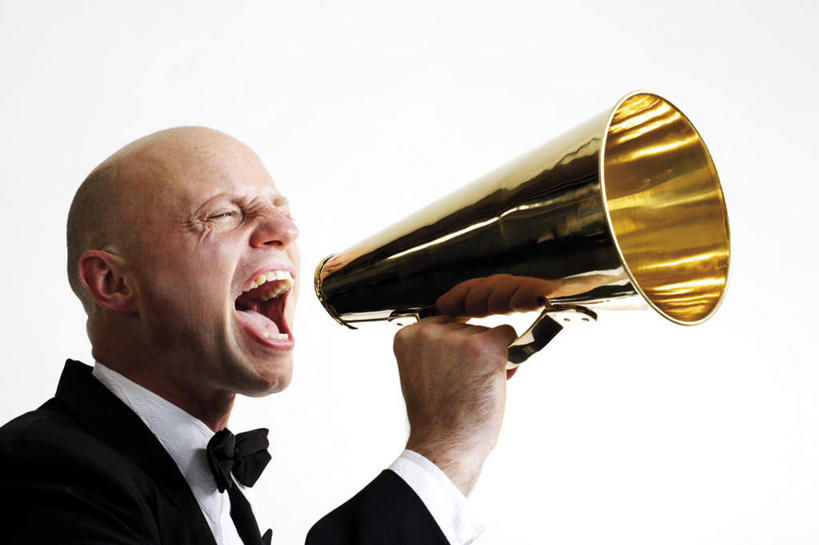 西方人,脸,头,脸颊,手,一个人,服务员,站,闭眼,横图,室内,特写,白天,白色背景,侧面,衬衫,西装,欧洲,欧洲人,仅一个男性,仅一个人,握,套装,正装,领带,拿,拿着,职业装,喇叭,肩膀,仅一个年轻男性,一个,话筒,站着,张嘴,手部,金色,握着,摄影,影棚,单手,喊叫,呼喊,传声筒,张大嘴巴,男人,男性,年轻男性,白种人,头部,脸部,脸蛋,面部,服务生,侍者,张开嘴,闭眼睛,闭着眼,闭着眼睛,站立,半身,彩图,影棚拍摄,衬衣,拍摄