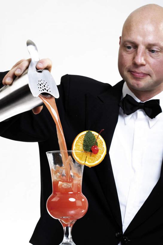 西方人,一个人,服务员,站,竖图,室内,白天,白色背景,正面,衬衫,西装,杯子,欧洲,欧洲人,仅一个男性,仅一个人,套装,正装,调酒器,领带,酒类,拿,拿着,注视,职业装,文化,玻璃制品,酒,饮料,仅一个年轻男性,酒杯,啤酒杯,鸡尾酒,观察,看,站着,调酒,摄影,影棚,观看,察看,创造,调酒壶,关注,想象,调酒瓶,雪克杯,雪克壶,摇酒壶,摇酒器,男人,男性,年轻男性,白种人,服务生,侍者,玻璃杯,站立,半身,彩图,影棚拍摄,衬衣,拍摄