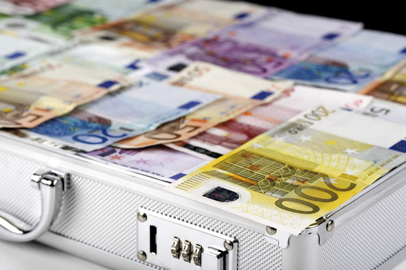 无人,横图,俯视,室内,特写,白天,白色背景,安全,钱,静物,阴影,朦胧,模糊,反射,钱币,影子,欧元,箱子,保险箱,钞票,金融,纸币,摄影,影棚,经济,保护,保险,私密,流通,纸钞,贸易,货币,现金,彩图,高角度拍摄,影棚拍摄,拍摄