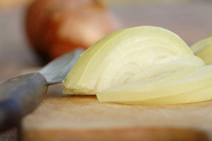 无人,横图,室外,特写,白天,正面,绘画,桌面,桌子,洋葱,餐具,一把,切开,阴影,朦胧,模糊,艺术,反射,木制,工具,影子,案板,刀具,古典,文化,砧板,木制品,工艺品,刀,品味,切,美术,水彩,水彩画,高雅,玉葱,餐刀,剖面,切面,美学,圆葱,洋葱头,球葱,葱头,彩图