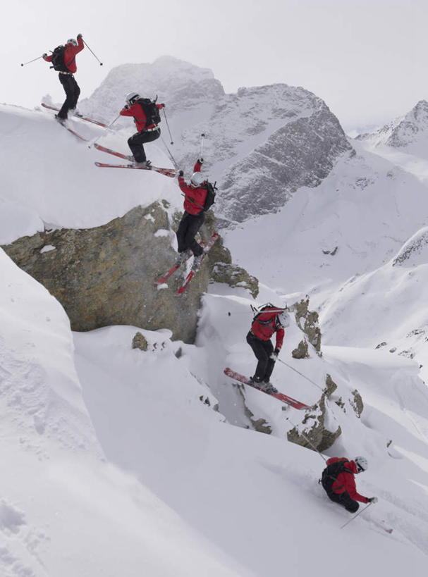 西方人,伙伴,朋友,跳,竖图,室外,白天,仰视,友谊,山,雪,雪山,大雪,欧洲,欧洲人,服装,滑雪,冰,积雪,山峰,雪景,冬季,冬天,山峦,许多人,注视,休闲装,运动器械,衣服,蓝色,蓝天,天空,天,观察,看,一群人,休闲,温暖,休闲服,健身器械,寒冷,服饰,晴朗,观看,羽绒服,保暖,滑雪板,察看,冰冷,御寒,关注,健身器材,滑雪装备,万里无云,严寒,冰凉,酷寒,凛冽,凛凛,极冷,冬装,友情,男人,男性,年轻男性,白种人,晴空,晴空万里,跳跃,彩图,低角度拍摄,全身,运动器材