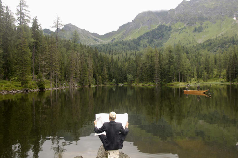 西方人,一个人,商务人士,商务女性,坐,横图,室外,白天,阅读,湖,湖泊,森林,山,山脉,树林,水,植物,报纸,欧洲,欧洲人,仅一个年轻女性,仅一个女性,仅一个人,握,学习,套装,湖面,山峰,水流,水面,山峦,拿,拿着,树,树木,背面,绿色,天空,自然,湖水,群山,天,看,浏览,握着,生长,晴朗,成长,木板桥,商务装,工薪阶层,万里无云,年轻女性,女人,女性,白种人,白领,上班族,晴空,晴空万里,坐着,彩图,全身