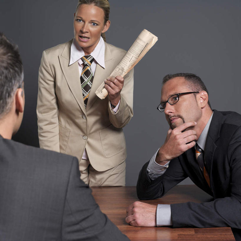 西方人,背部,三个人,同事,商务人士,商务男性,商务女性,站,坐,说,方图,室内,白天,正面,衬衫,阅读,成功,合作,团队,集体,信心,报纸,欧洲,欧洲人,戴,学习,灰色背景,套装,眼镜,拿,拿着,注视,队伍,观察,看,站着,浏览,摄影,影棚,观看,察看,领导,成就,关注,商务装,合伙,领袖,近视眼镜,工薪阶层,交流,男人,男性,年轻男性,年轻女性,女人,女性,白种人,白领,上班族,沟通,讲话,交谈,说话,谈话,站立,坐着,半身,彩图,影棚拍摄,衬衣,拍摄