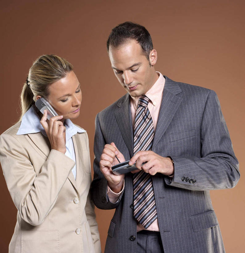 西方人,两个人,商务人士,商务男性,商务女性,站,打电话,竖图,室内,白天,正面,衬衫,爱情,电话,手机,欧洲,欧洲人,棕色背景,套装,墙,浪漫,拿,拿着,注视,通讯设备,墙壁,墙面,观察,看,站着,温暖,温馨,恩爱,恋人,摄影,影棚,观看,和睦,察看,关注,商务装,工薪阶层,交流,男人,男性,年轻男性,年轻女性,女人,女性,白种人,情侣,白领,上班族,沟通,通话,站立,半身,彩图,影棚拍摄,衬衣,拍摄,伴侣,融洽