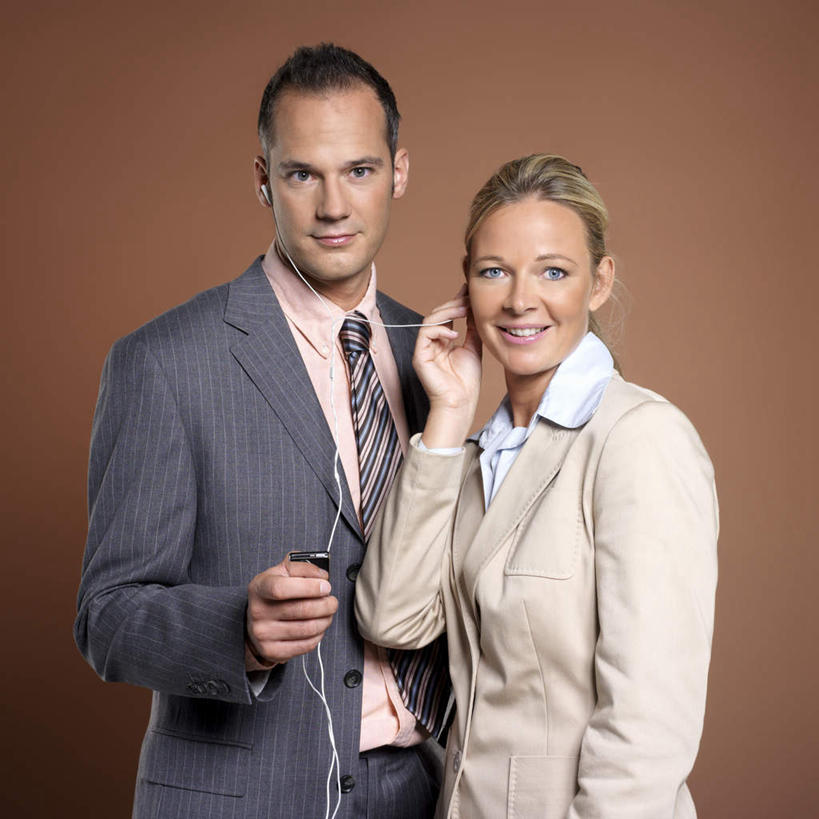 西方人,两个人,商务人士,商务男性,商务女性,站,打电话,方图,室内,白天,正面,衬衫,爱情,电话,手机,欧洲,欧洲人,棕色背景,套装,墙,浪漫,拿,拿着,注视,通讯设备,墙壁,墙面,观察,看,站着,温暖,温馨,恩爱,恋人,摄影,影棚,观看,和睦,察看,关注,商务装,工薪阶层,交流,男人,男性,年轻男性,年轻女性,女人,女性,白种人,情侣,白领,上班族,沟通,通话,站立,半身,彩图,影棚拍摄,衬衣,拍摄,伴侣,融洽