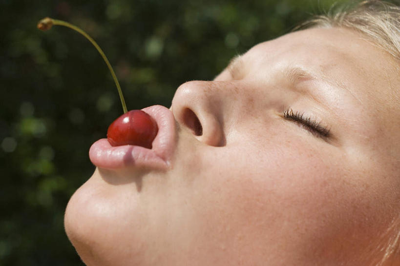 西方人,脸,头,嘴,脸颊,一个人,站,闭眼,横图,室外,特写,白天,正面,森林,树林,植物,樱桃,水果,欧洲,欧洲人,仅一个年轻女性,仅一个女性,仅一个人,咬,服装,朦胧,模糊,新鲜,生食,食品,果实,休闲装,树,树木,食物,一个,衣服,绿色,自然,嘟嘴,站着,休闲,休闲服,撅嘴,服饰,有机食品,绿色食品,生长,单个,成长,咬着,年轻女性,女人,女性,白种人,头部,脸部,脸蛋,面部,嘴巴,嘴唇,樱珠,莺桃,英桃,楔桃,牛桃,荆桃,闭眼睛,闭着眼,闭着眼睛,抬头,仰头,站立,半身,彩图