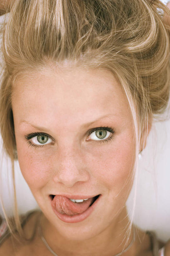 西方人,脸,头,脸颊,一个人,站,竖图,室内,白天,白色背景,正面,欧洲,欧洲人,仅一个年轻女性,仅一个女性,仅一个人,注视,吐舌头,肩膀,观察,看,站着,鬼脸,诱惑,摄影,影棚,观看,察看,关注,年轻女性,女人,女性,白种人,头部,脸部,脸蛋,面部,站立,半身,彩图,影棚拍摄,拍摄