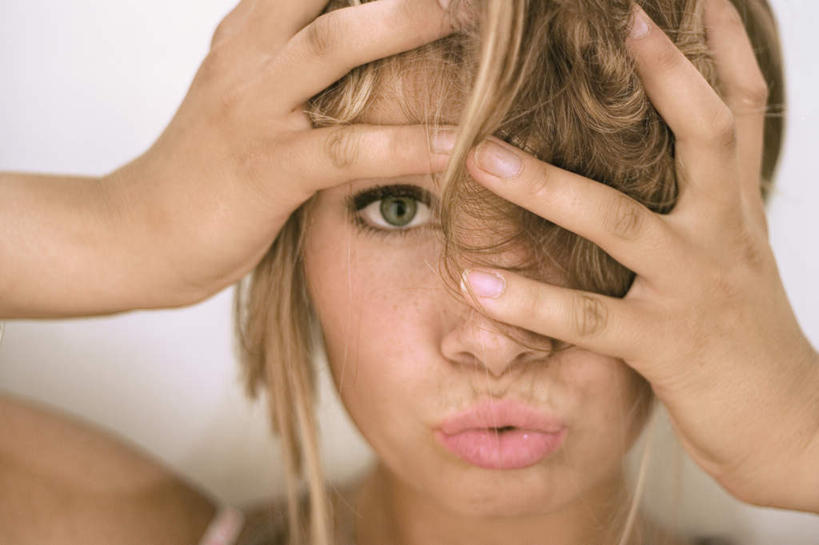 西方人,脸,头,脸颊,手,一个人,站,摸,横图,室内,特写,白天,白色背景,正面,吊带,欧洲,欧洲人,双手,仅一个年轻女性,仅一个女性,仅一个人,抚摸,服装,注视,吊带衫,肩膀,衣服,嘟嘴,观察,看,站着,手部,摄影,服饰,影棚,观看,察看,衣着,穿着,关注,衣饰,年轻女性,女人,女性,白种人,头部,脸部,脸蛋,面部,触摸,接触,站立,半身,彩图,影棚拍摄,拍摄