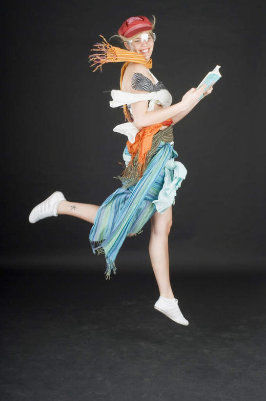 西方人,一个人,跳,竖图,室内,白天,侧面,看书,阅读,书籍,欧洲,欧洲人,仅一个年轻女性,仅一个女性,仅一个人,学习,灰色背景,服装,半空,拿,拿着,注视,休闲装,衣服,书本,观察,看,休闲,休闲服,腾空,读书,浏览,摄影,服饰,影棚,观看,察看,关注,年轻女性,女人,女性,白种人,书,图书,跳跃,彩图,全身,影棚拍摄,拍摄