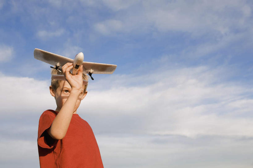 西方人,儿童,一个人,站,横图,室外,白天,仰视,游戏,纯洁,飞机,玩具,欧洲,欧洲人,仅一个男性,仅一个人,服装,云,云朵,交通,拿,玩,云彩,拿着,注视,休闲装,娱乐,航空,小孩,衣服,蓝色,白云,蓝天,天空,交通工具,天,观察,看,站着,仅一个小孩,休闲,休闲服,可爱,童年,童趣,益智,运输,服饰,一架,晴朗,观看,活动,察看,客机,发泄,关注,消遣,智力,载具,童真,烂漫,无邪,万里无云,宣泄,天真,男孩,男人,男性,白种人,孩子,晴空,晴空万里,玩耍,嬉戏,站立,半身,彩图,低角度拍摄,男生