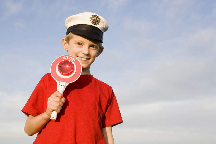 西方人,儿童,一个人,站,横图,室外,白天,正面,纯洁,安全,帽子,欧洲,欧洲人,仅一个男性,仅一个人,戴,服装,云,云朵,信号灯,交通,拿,云彩,拿着,注视,休闲装,小孩,衣服,蓝色,白云,蓝天,天空,天,观察,看,站着,仅一个小孩,休闲,休闲服,警示,可爱,腾空,童年,童趣,服饰,晴朗,观看,察看,关注,提示,流通,童真,烂漫,无邪,交通信号灯,天真,男孩,男人,男性,白种人,孩子,晴空,站立,半身,彩图,男生