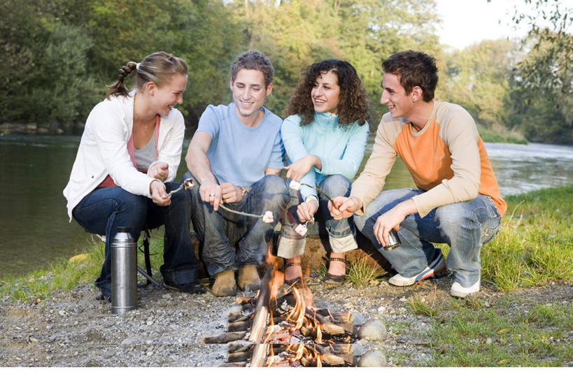 西方人,四个人,家庭,伙伴,朋友,坐,说,横图,室外,白天,正面,烧烤,友谊,热情,河流,水,火,欧洲,欧洲人,服装,火焰,木材,河水,水流,烤架,烤肉,燃烧,注视,休闲装,木柴,衣服,观察,看,休闲,温暖,温馨,一家人,休闲服,铁架,服饰,木料,观看,和睦,察看,关注,交流,友情,男人,男性,年轻男性,年轻女性,女人,女性,白种人,沟通,讲话,交谈,说话,谈话,坐着,彩图,全身,融洽