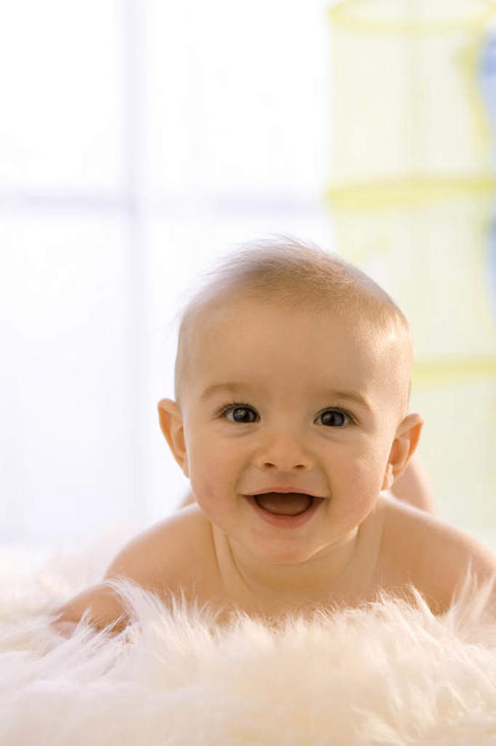 西方人,婴儿,儿童,一个人,客厅,躺,笑,微笑,露齿笑,竖图,室内,白天,正面,纯洁,床,欧洲,欧洲人,仅一个人,朦胧,模糊,双人床,床单,注视,被子,裸露,小孩,观察,看,趴着,可爱,活泼,赤裸,观看,察看,起居室,被单,关注,宝宝,裸,纯真,烂漫,无邪,卧着,伶俐,天真,白种人,孩子,趴,躺着,卧,半身,彩图