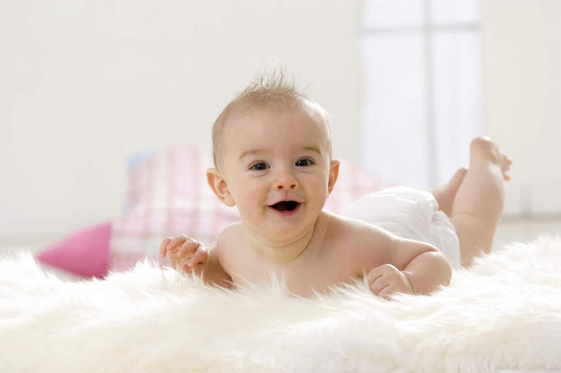 西方人,婴儿,儿童,一个人,躺,横图,室内,白天,正面,纯洁,地毯,卧室,欧洲,欧洲人,仅一个人,朦胧,模糊,装饰,编织,手工艺品,墙,织物,注视,裸露,尿布,纸尿裤,尿不湿,墙壁,墙面,小孩,白色,工艺品,观察,看,趴着,可爱,活泼,观看,华丽,修饰,点缀,察看,纸尿布,关注,宝宝,裸,纯真,烂漫,无邪,纸尿片,衬托,美观,雅致,雅观,卧着,伶俐,天真,白种人,孩子,趴,躺着,卧,彩图,全身,睡房,卧房