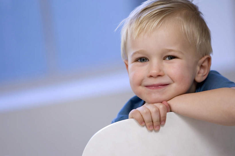 西方人,儿童,一个人,客厅,站,笑,微笑,横图,室内,白天,正面,纯洁,沙发,欧洲,欧洲人,仅一个男性,仅一个人,服装,朦胧,模糊,注视,休闲装,小孩,衣服,观察,看,站着,仅一个小孩,休闲,休闲服,可爱,童年,童趣,服饰,观看,察看,起居室,关注,童真,烂漫,无邪,天真,男孩,男人,男性,白种人,孩子,站立,半身,彩图,男生,皮沙发