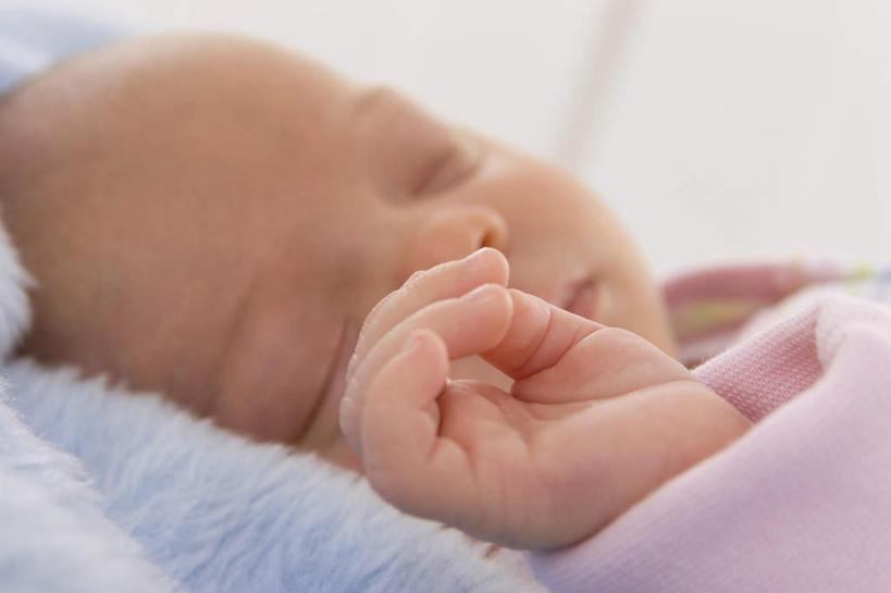 西方人,婴儿,儿童,脸,头,脸颊,手,一个人,客厅,躺,闭眼,睡,横图,室内,特写,白天,侧面,婴儿服装,纯洁,床,欧洲,欧洲人,仅一个人,服装,朦胧,模糊,双人床,床单,被子,肩膀,小孩,衣服,手部,可爱,服饰,活泼,单手,起居室,被单,衣着,穿着,宝宝,纯真,烂漫,无邪,衣饰,伶俐,天真,白种人,孩子,头部,脸部,脸蛋,面部,闭眼睛,闭着眼,闭着眼睛,困,困觉,寝息,睡觉,躺着,半身,彩图,婴儿服