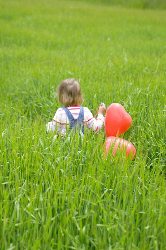 西方人,儿童,一个人,走,竖图,室内,白天,爱情,纯洁,草地,草坪,植物,欧洲,欧洲人,仅一个女性,仅一个人,握,服装,爱心,装饰,塑料,浪漫,拿,拿着,休闲装,草,两个,小孩,背面,衣服,红色,绿色,气球,塑料制品,仅一个小孩,休闲,温暖,温馨,心形,休闲服,橡胶,恩爱,可爱,童年,童趣,握着,服饰,华丽,修饰,点缀,和睦,童真,橡胶制品,烂漫,无邪,衬托,美观,雅致,雅观,天真,女孩,女人,女性,白种人,孩子,心型,步行,散步,走路,半身,彩图,融洽,女生