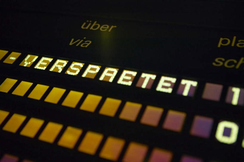 无人,机场,横图,室内,特写,白天,仰视,度假,显示器,美景,城市风光,城市,飞机场,德国,欧洲,一排,朦胧,模糊,整齐,英文,标志,屏幕,文字,字符,字母,景观,娱乐,标识,显示屏,排列,享受,休闲,景色,放松,英文字母,西欧,队列,输出设备,德意志联邦共和国,航空站,空港,彩图,低角度拍摄