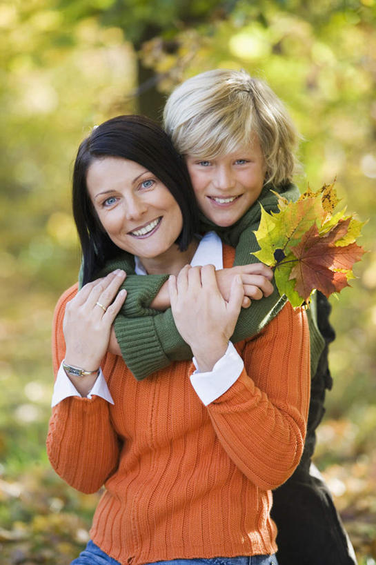 西方人,儿童,两个人,家庭,母亲,儿子,站,抱,竖图,室外,白天,正面,纯洁,树林,植物,叶子,欧洲,欧洲人,握,服装,朦胧,模糊,枫叶,枯叶,落叶,拿,拿着,注视,休闲装,树,树木,小孩,衣服,黄色,红色,绿色,自然,观察,看,站着,休闲,温暖,温馨,母子,一家人,休闲服,可爱,母爱,童年,童趣,握着,服饰,生长,成长,抱着,观看,枫树叶,和睦,察看,搂着,关注,童真,烂漫,无邪,天真,男孩,年轻女性,女人,女性,白种人,孩子,年轻人,叶,叶片,搂,搂抱,站立,半身,彩图,融洽,男生