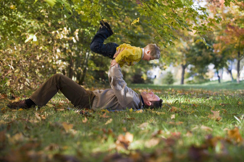 西方人,儿童,两个人,家庭,父亲,儿子,躺,举,抱,横图,室外,白天,侧面,纯洁,草地,草坪,树林,植物,叶子,欧洲,欧洲人,阴影,服装,朦胧,模糊,光线,影子,枫叶,枯叶,落叶,注视,休闲装,草,树,树木,小孩,衣服,黄色,红色,绿色,阳光,自然,观察,看,托,休闲,温暖,温馨,父子,一家人,休闲服,父爱,可爱,童年,童趣,服饰,生长,成长,抱着,观看,枫树叶,和睦,察看,搂着,关注,童真,烂漫,无邪,卧着,天真,男孩,男人,男性,年轻男性,白种人,孩子,年轻人,叶,叶片,怀抱,举起,举手,举着,搂,搂抱,躺着,卧,相抱,向上举,向上伸,向上托,拥抱,彩图,全身,融洽,男生