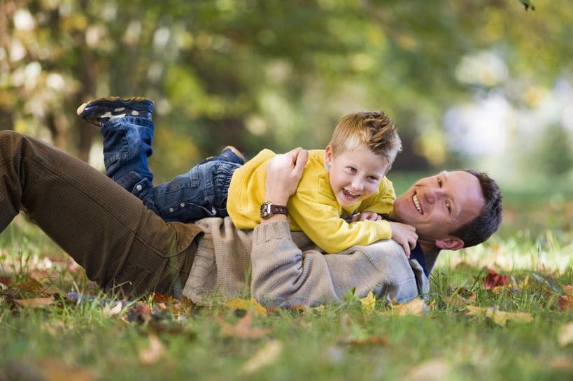 西方人,儿童,两个人,家庭,父亲,儿子,躺,举,抱,横图,室外,白天,侧面,纯洁,草地,草坪,树林,植物,叶子,欧洲,欧洲人,阴影,服装,朦胧,模糊,光线,影子,枫叶,枯叶,落叶,注视,休闲装,草,树,树木,小孩,衣服,黄色,红色,绿色,阳光,自然,观察,看,托,休闲,温暖,温馨,父子,一家人,休闲服,父爱,可爱,童年,童趣,服饰,生长,成长,抱着,观看,枫树叶,和睦,察看,搂着,关注,童真,烂漫,无邪,卧着,天真,男孩,男人,男性,年轻男性,白种人,孩子,年轻人,叶,叶片,怀抱,举起,举手,举着,搂,搂抱,躺着,卧,相抱,向上举,向上伸,向上托,拥抱,半身,彩图,融洽,男生