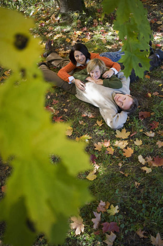 西方人,儿童,三个人,家庭,夫妻,母亲,父亲,儿子,躺,笑,微笑,露齿笑,竖图,俯视,室外,白天,爱情,纯洁,草地,草坪,树林,植物,叶子,欧洲,欧洲人,服装,朦胧,模糊,枫叶,枯叶,落叶,浪漫,注视,休闲装,草,树,树木,小孩,衣服,黄色,红色,绿色,自然,观察,看,趴着,休闲,温暖,温馨,父子,母子,三口之家,一家人,休闲服,恩爱,父爱,可爱,母爱,童年,童趣,恋人,服饰,生长,成长,观看,枫树叶,和睦,察看,关注,童真,烂漫,无邪,卧着,天真,男孩,男人,男性,年轻男性,年轻女性,女人,女性,白种人,孩子,年轻人,夫妇,情侣,叶,叶片,趴,抬头,躺着,卧,仰头,彩图,高角度拍摄,全身,伴侣,融洽,男生