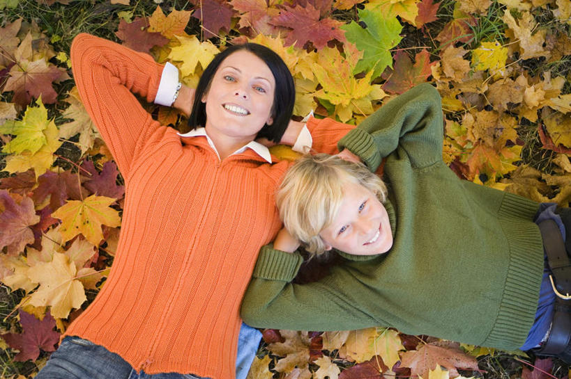 西方人,儿童,家庭,母亲,儿子,躺,笑,微笑,露齿笑,横图,室外,白天,正面,纯洁,树林,植物,叶子,欧洲,欧洲人,服装,枯萎,朦胧,模糊,枯草,枫叶,枯叶,落叶,注视,休闲装,草,树,树木,小孩,衣服,黄色,红色,绿色,自然,观察,看,休闲,温暖,温馨,母子,一家人,休闲服,可爱,母爱,童年,童趣,服饰,生长,成长,观看,枫树叶,和睦,察看,双手抱头,关注,童真,烂漫,无邪,卧着,天真,男孩,年轻女性,女人,女性,白种人,孩子,年轻人,叶,叶片,躺着,卧,半身,彩图,融洽,男生