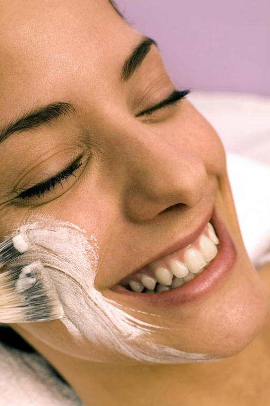 西方人,脸,头,脸颊,一个人,躺,闭眼,笑,微笑,露齿笑,竖图,俯视,室内,特写,白天,化妆,美容,欧洲,欧洲人,仅一个年轻女性,仅一个女性,仅一个人,护肤,紫色背景,美白,化妆品,刷子,清洁,保养,享受,休闲,面膜,放松,去角质,保健,摄影,影棚,保湿,滋润,护肤品,化妆用品,沐浴刷,清洁用具,去死皮,护肤用品,舒缓,养颜,膏状,膏状面膜,去污,控油,紧肤,嫩肤,祛痘,去痘,祛角质,抗衰,再生,增白,补水,祛斑,抗皱,防皱,除皱,去皱,洗浴用具,卧着,年轻女性,女人,女性,白种人,头部,脸部,脸蛋,面部,闭眼睛,闭着眼,闭着眼睛,躺着,卧,半身,彩图,高角度拍摄,影棚拍摄,拍摄