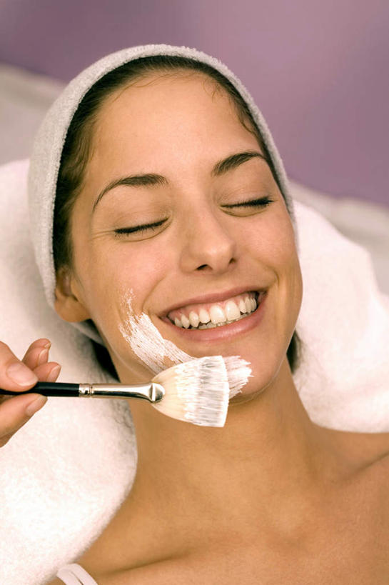 西方人,脸,头,脸颊,一个人,躺,闭眼,笑,微笑,露齿笑,竖图,俯视,室内,特写,白天,化妆,美容,欧洲,欧洲人,仅一个年轻女性,仅一个女性,仅一个人,护肤,紫色背景,美白,纺织物,化妆品,刷子,毛巾,清洁,保养,享受,休闲,面膜,放松,去角质,保健,摄影,影棚,保湿,保暖,滋润,护肤品,化妆用品,沐浴刷,清洁用具,去死皮,护肤用品,舒缓,透气,养颜,防水,膏状,膏状面膜,去污,控油,紧肤,嫩肤,祛痘,去痘,祛角质,抗衰,再生,增白,补水,祛斑,抗皱,防皱,除皱,去皱,洗浴用具,储水,耐磨,吸水,卧着,年轻女性,女人,女性,白种人,头部,脸部,脸蛋,面部,闭眼睛,闭着眼,闭着眼睛,躺着,卧,半身,彩图,高角度拍摄,影棚拍摄,拍摄