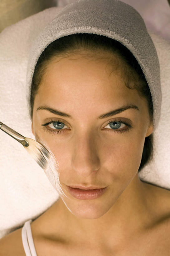 西方人,脸,头,脸颊,一个人,躺,笑,微笑,竖图,俯视,室内,特写,白天,化妆,美容,欧洲,欧洲人,仅一个年轻女性,仅一个女性,仅一个人,护肤,紫色背景,美白,纺织物,注视,化妆品,刷子,毛巾,观察,看,清洁,保养,享受,休闲,面膜,放松,去角质,保健,摄影,影棚,观看,保湿,保暖,察看,滋润,护肤品,化妆用品,沐浴刷,关注,清洁用具,去死皮,护肤用品,舒缓,透气,养颜,防水,膏状,膏状面膜,去污,控油,紧肤,嫩肤,祛痘,去痘,祛角质,抗衰,再生,增白,补水,祛斑,抗皱,防皱,除皱,去皱,洗浴用具,储水,耐磨,吸水,卧着,年轻女性,女人,女性,白种人,头部,脸部,脸蛋,面部,躺着,卧,半身,彩图,高角度拍摄,影棚拍摄,拍摄