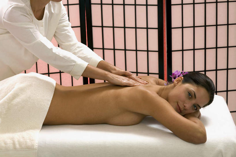 西方人,两个人,按摩师,站,躺,摸,横图,俯视,室内,白天,工作服,制服,按摩,床,门,欧洲,欧洲人,抚摸,拉门,阴影,装饰,盛开,反射,纺织物,影子,浴巾,床单,花蕾,扭头,被子,移门,裸露,花,花瓣,花朵,鲜花,紫色,毛巾,花苞,花蕊,趴着,清洁,站着,转头,单人床,赤裸,保暖,华丽,修饰,点缀,被单,裸,透气,指压,防水,衬托,美观,雅致,雅观,障子,纸门,拉窗,纸拉窗,纸拉门,工作制服,储水,耐磨,吸水,卧着,年轻女性,女人,女性,白种人,技师,触摸,接触,趴,躺着,卧,站立,半身,彩图,高角度拍摄,工作套服,推拿