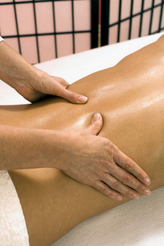 西方人,两个人,按摩师,站,躺,摸,竖图,俯视,室内,白天,按摩,床,门,欧洲,欧洲人,抚摸,拉门,阴影,装饰,盛开,反射,纺织物,影子,浴巾,床单,花蕾,扭头,被子,移门,裸露,花,花瓣,花朵,鲜花,紫色,毛巾,花苞,花蕊,趴着,清洁,站着,转头,单人床,赤裸,保暖,华丽,修饰,点缀,被单,裸,透气,指压,防水,衬托,美观,雅致,雅观,障子,纸门,拉窗,纸拉窗,纸拉门,储水,耐磨,吸水,卧着,年轻女性,女人,女性,白种人,技师,触摸,接触,趴,躺着,卧,站立,半身,彩图,高角度拍摄,推拿