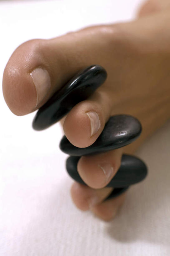 西方人,腿部,脚,脚趾,脚趾甲,腿,一个人,躺,竖图,俯视,室内,特写,白天,石头,床,欧洲,欧洲人,仅一个年轻女性,仅一个女性,仅一个人,朦胧,模糊,石子,床单,光脚,被子,黑色,赤脚,鹅卵石,单人床,被单,按摩石,卧着,年轻女性,女人,女性,白种人,脚指甲,石块,躺着,卧,半身,彩图,高角度拍摄