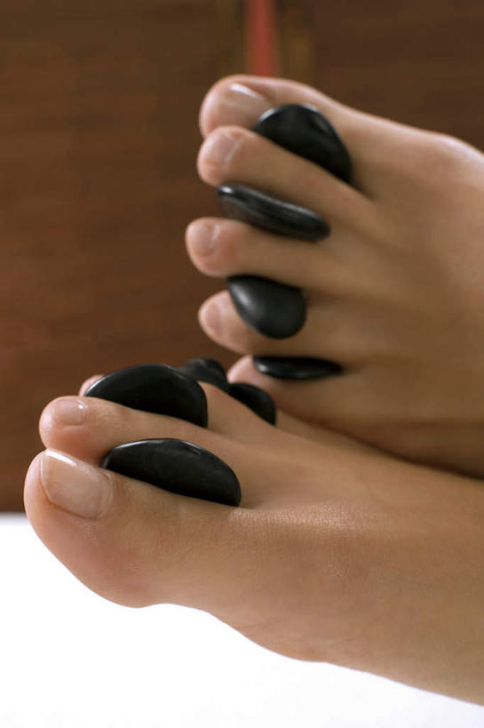 西方人,腿部,脚,脚趾,脚趾甲,腿,一个人,躺,竖图,俯视,室内,特写,白天,石头,床,欧洲,欧洲人,仅一个年轻女性,仅一个女性,仅一个人,朦胧,模糊,石子,床单,光脚,被子,黑色,赤脚,鹅卵石,单人床,被单,按摩石,卧着,年轻女性,女人,女性,白种人,脚指甲,石块,躺着,卧,半身,彩图,高角度拍摄