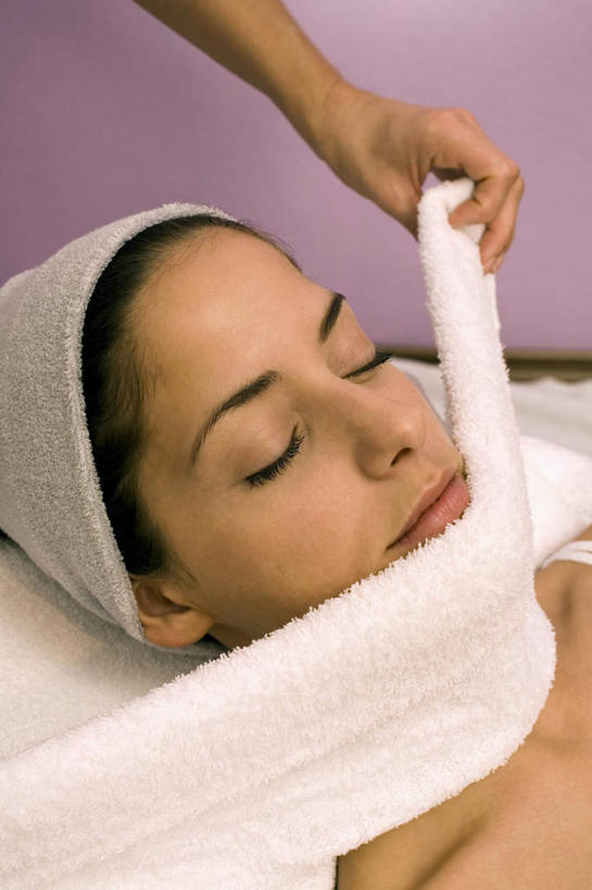 西方人,脸,头,脸颊,手,两个人,按摩师,站,躺,闭眼,竖图,俯视,室内,特写,白天,按摩,床,欧洲,欧洲人,双手,握,阴影,紫色背景,反射,纺织物,影子,床单,拿,拿着,被子,肩膀,毛巾,清洁,站着,手部,握着,摄影,单人床,影棚,保暖,被单,透气,指压,防水,储水,耐磨,吸水,卧着,年轻女性,女人,女性,白种人,头部,脸部,脸蛋,面部,技师,闭眼睛,闭着眼,闭着眼睛,躺着,卧,站立,半身,彩图,高角度拍摄,影棚拍摄,推拿,拍摄