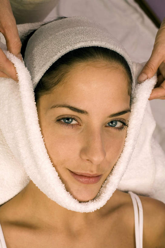 西方人,脸,头,脸颊,手,两个人,按摩师,站,躺,竖图,俯视,室内,特写,白天,按摩,床,欧洲,欧洲人,双手,握,阴影,反射,纺织物,影子,床单,拿,拿着,注视,被子,肩膀,毛巾,观察,看,清洁,站着,手部,握着,摄影,单人床,影棚,观看,保暖,察看,被单,关注,透气,指压,防水,储水,耐磨,吸水,卧着,年轻女性,女人,女性,白种人,头部,脸部,脸蛋,面部,技师,躺着,卧,站立,半身,彩图,高角度拍摄,影棚拍摄,推拿,拍摄