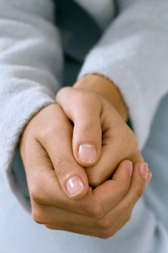 西方人,手,一个人,坐,竖图,俯视,室内,特写,白天,欧洲,欧洲人,双手,仅一个年轻女性,仅一个女性,仅一个人,握,阴影,服装,朦胧,模糊,反射,影子,休闲装,衣服,休闲,手部,休闲服,握着,服饰,年轻女性,女人,女性,白种人,坐着,半身,彩图,高角度拍摄