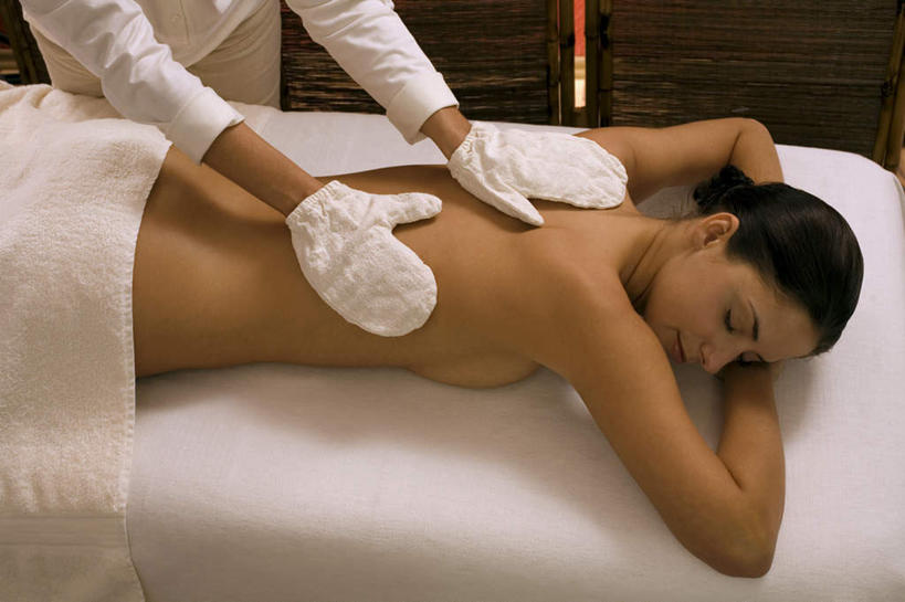 西方人,两个人,按摩师,站,躺,闭眼,横图,俯视,室内,白天,工作服,制服,按摩,床,欧洲,欧洲人,装饰,纺织物,床单,被子,裸露,手套,毛巾,趴着,清洁,站着,享受,健康,温暖,保健,单人床,赤裸,保暖,华丽,点缀,被单,御寒,裸,透气,指压,防水,衬托,美观,雅致,雅观,工作制服,储水,耐磨,吸水,卧着,年轻女性,女人,女性,白种人,技师,闭眼睛,闭着眼,闭着眼睛,趴,躺着,卧,站立,半身,彩图,高角度拍摄,工作套服,推拿