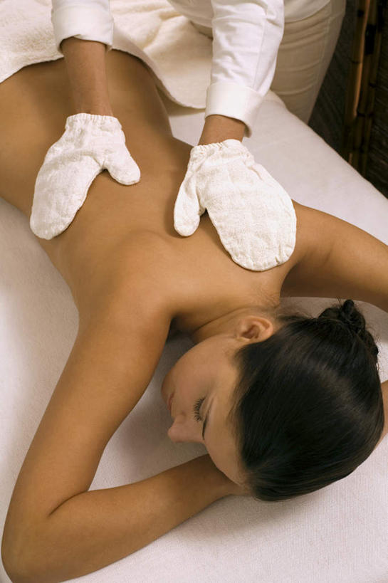 西方人,两个人,按摩师,站,躺,闭眼,竖图,俯视,室内,白天,工作服,制服,按摩,床,欧洲,欧洲人,装饰,纺织物,床单,被子,裸露,手套,毛巾,趴着,清洁,站着,享受,健康,温暖,保健,单人床,赤裸,保暖,华丽,点缀,被单,御寒,裸,透气,指压,防水,衬托,美观,雅致,雅观,工作制服,储水,耐磨,吸水,卧着,年轻女性,女人,女性,白种人,技师,闭眼睛,闭着眼,闭着眼睛,趴,躺着,卧,站立,半身,彩图,高角度拍摄,工作套服,推拿