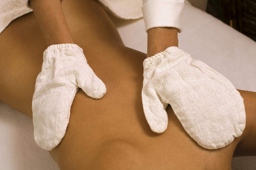 西方人,手,两个人,按摩师,站,躺,横图,俯视,室内,特写,白天,工作服,制服,按摩,床,欧洲,欧洲人,双手,朦胧,模糊,装饰,纺织物,床单,被子,裸露,手套,毛巾,趴着,清洁,站着,享受,健康,温暖,手部,保健,单人床,赤裸,保暖,华丽,点缀,被单,御寒,裸,透气,指压,防水,衬托,美观,雅致,雅观,工作制服,储水,耐磨,吸水,卧着,年轻女性,女人,女性,白种人,技师,趴,躺着,卧,站立,半身,彩图,高角度拍摄,工作套服,推拿