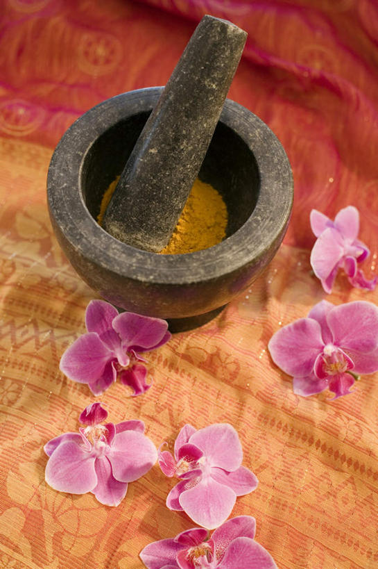 无人,竖图,室内,特写,白天,正面,桌面,桌子,纺织品,阴影,朦胧,模糊,装饰,盛开,反射,木制,毛毯,毯子,影子,花蕾,花,花瓣,花朵,鲜花,纺织,红色,紫色,木制品,垫子,花苞,花蕊,温暖,器皿,华丽,修饰,点缀,研磨,高雅,臼杵,研杵,研钵,衬托,美观,雅致,雅观,臼,淡泊,花中君子,兰花,彩图