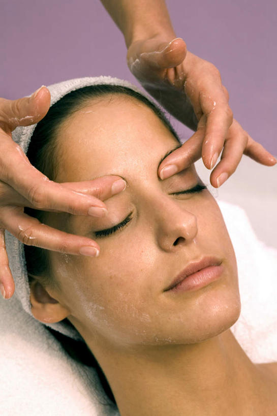 西方人,脸,头,脸颊,手,两个人,按摩师,站,躺,闭眼,竖图,俯视,室内,特写,白天,按摩,床,欧洲,欧洲人,双手,阴影,紫色背景,反射,纺织物,影子,床单,被子,肩膀,毛巾,清洁,站着,享受,健康,手部,保健,摄影,单人床,影棚,保暖,被单,透气,指压,防水,储水,耐磨,吸水,卧着,年轻女性,女人,女性,白种人,头部,脸部,脸蛋,面部,技师,闭眼睛,闭着眼,闭着眼睛,躺着,卧,站立,半身,彩图,高角度拍摄,影棚拍摄,推拿,拍摄