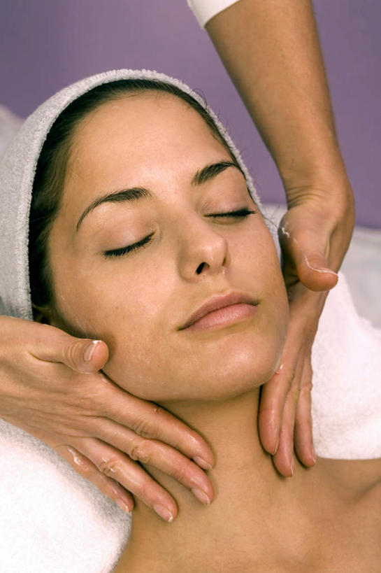 西方人,脸,头,脸颊,手,两个人,按摩师,站,躺,闭眼,竖图,俯视,室内,特写,白天,按摩,床,欧洲,欧洲人,双手,阴影,紫色背景,反射,纺织物,影子,床单,被子,肩膀,毛巾,清洁,站着,享受,健康,手部,保健,摄影,单人床,影棚,保暖,被单,透气,指压,防水,储水,耐磨,吸水,卧着,年轻女性,女人,女性,白种人,头部,脸部,脸蛋,面部,技师,闭眼睛,闭着眼,闭着眼睛,躺着,卧,站立,半身,彩图,高角度拍摄,影棚拍摄,推拿,拍摄