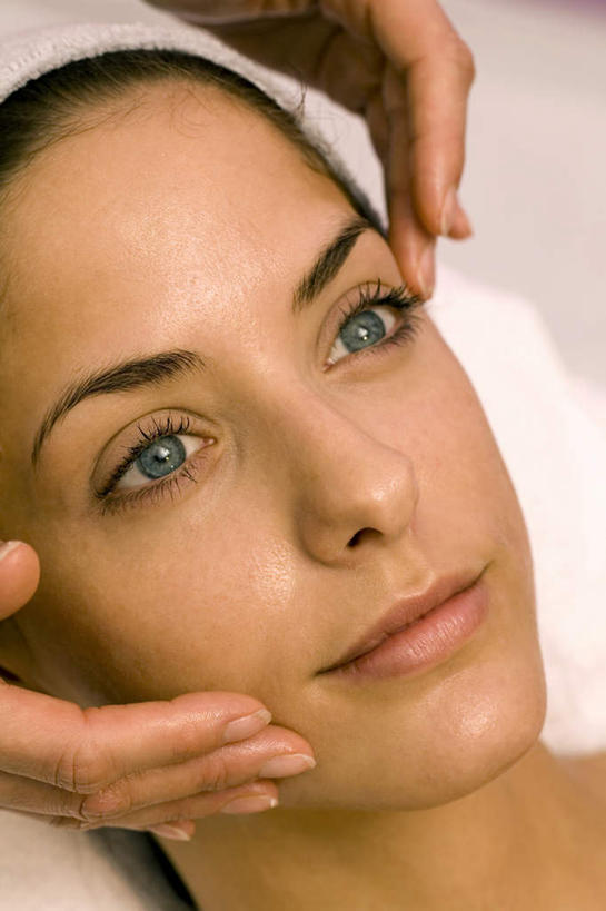 西方人,脸,头,脸颊,手,两个人,按摩师,站,躺,竖图,俯视,室内,特写,白天,按摩,床,欧洲,欧洲人,双手,阴影,紫色背景,反射,纺织物,影子,床单,注视,被子,肩膀,毛巾,观察,看,清洁,站着,享受,健康,手部,保健,摄影,单人床,影棚,观看,保暖,察看,被单,关注,透气,指压,防水,储水,耐磨,吸水,卧着,年轻女性,女人,女性,白种人,头部,脸部,脸蛋,面部,技师,躺着,卧,站立,半身,彩图,高角度拍摄,影棚拍摄,推拿,拍摄